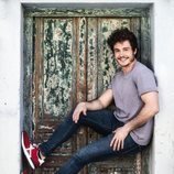 Miki Núñez, representante de España en Eurovisión 2019, apoyado contra una pared