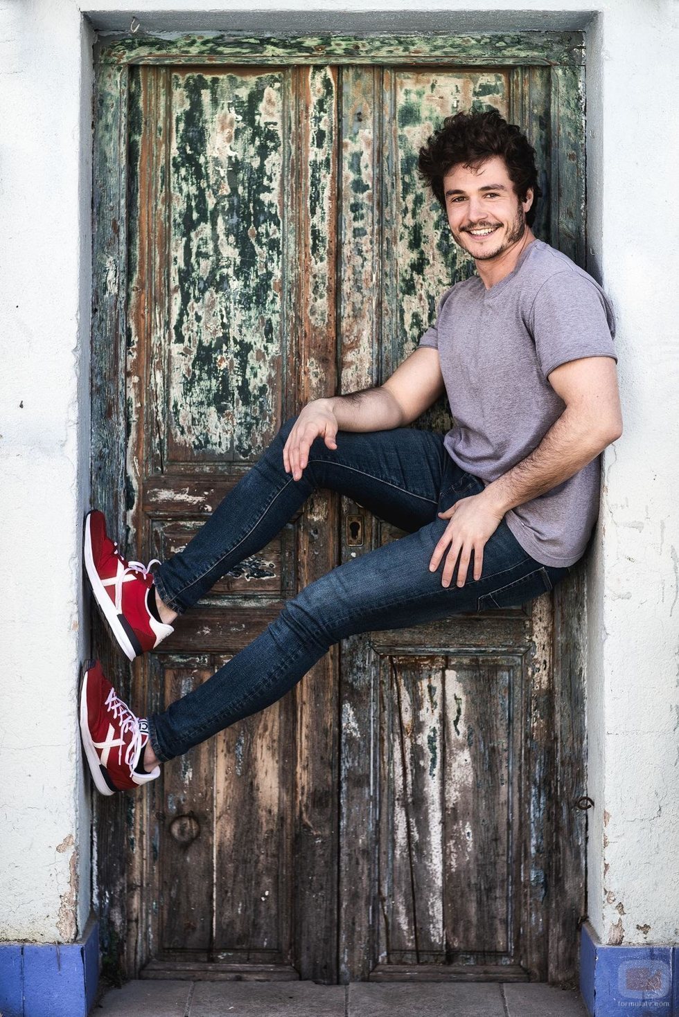 Miki Núñez, representante de España en Eurovisión 2019, apoyado contra una pared