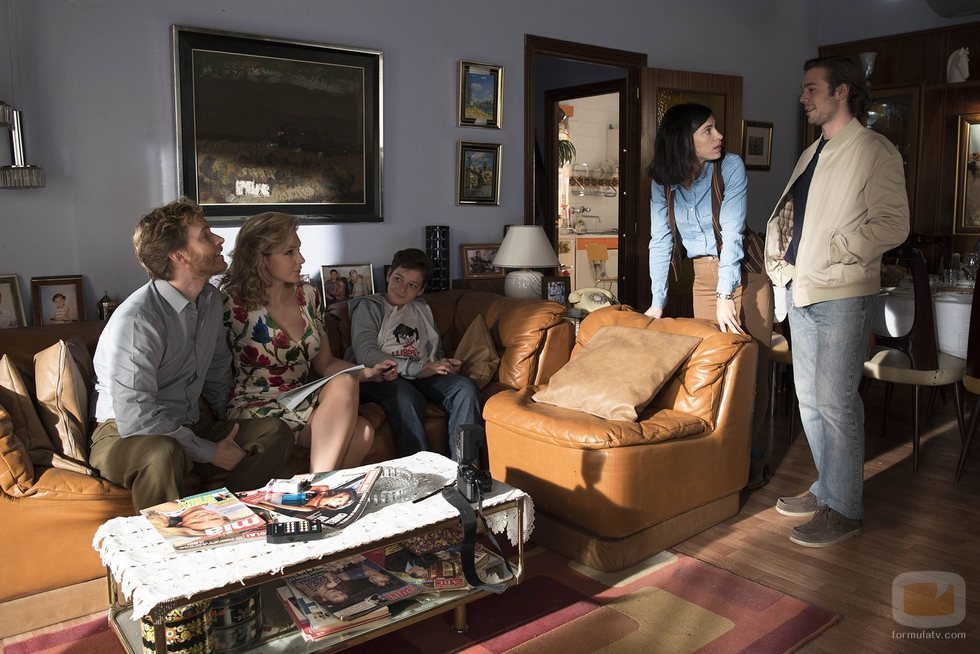 Toni e Inés junto a sus parejas en el 20x04 de 'Cuéntame cómo pasó'