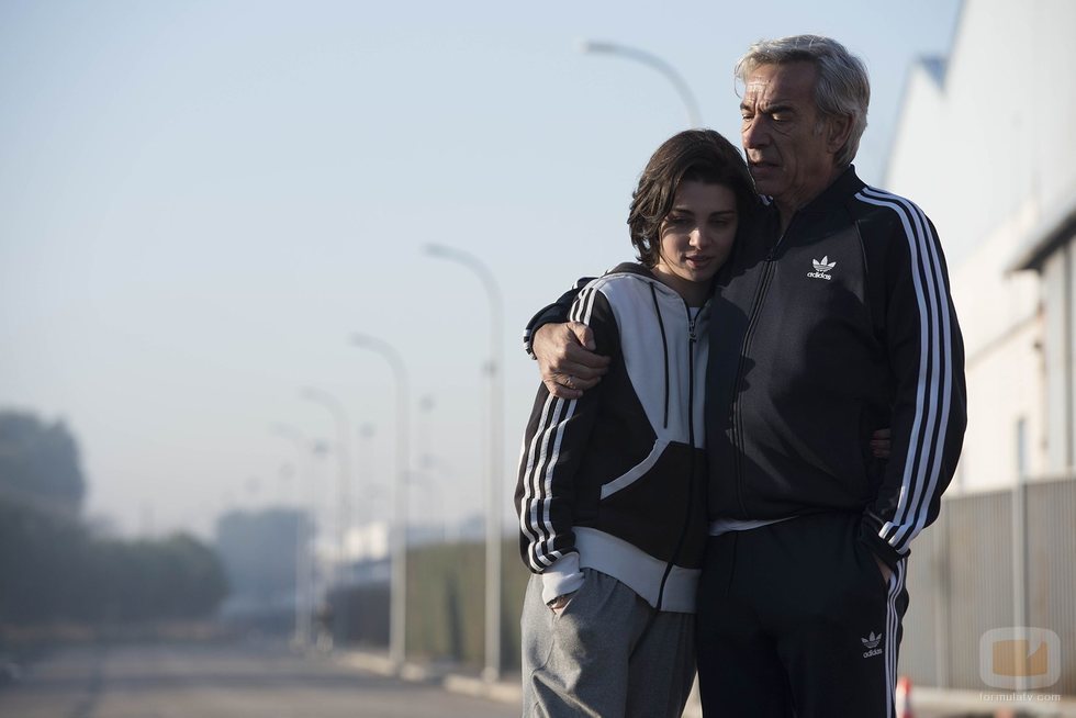 Antonio abraza a María en el 20x04 de 'Cuéntame cómo pasó'