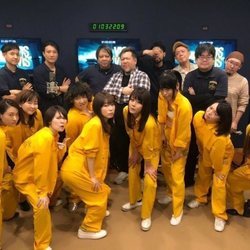 Los dobladores de 'Vis a vis' en Japón, con los uniformes de los personajes de la serie