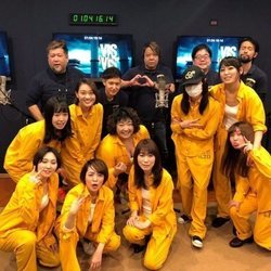 El equipo de dobladoros de 'Vis a vis', vestidas de presos y funcionarios de Cruz del Norte