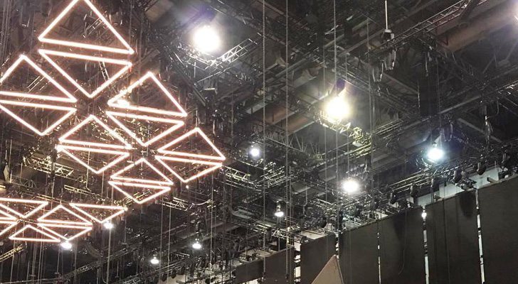 Los triángulos LED listos sobre el escenario de Eurovisión 2019