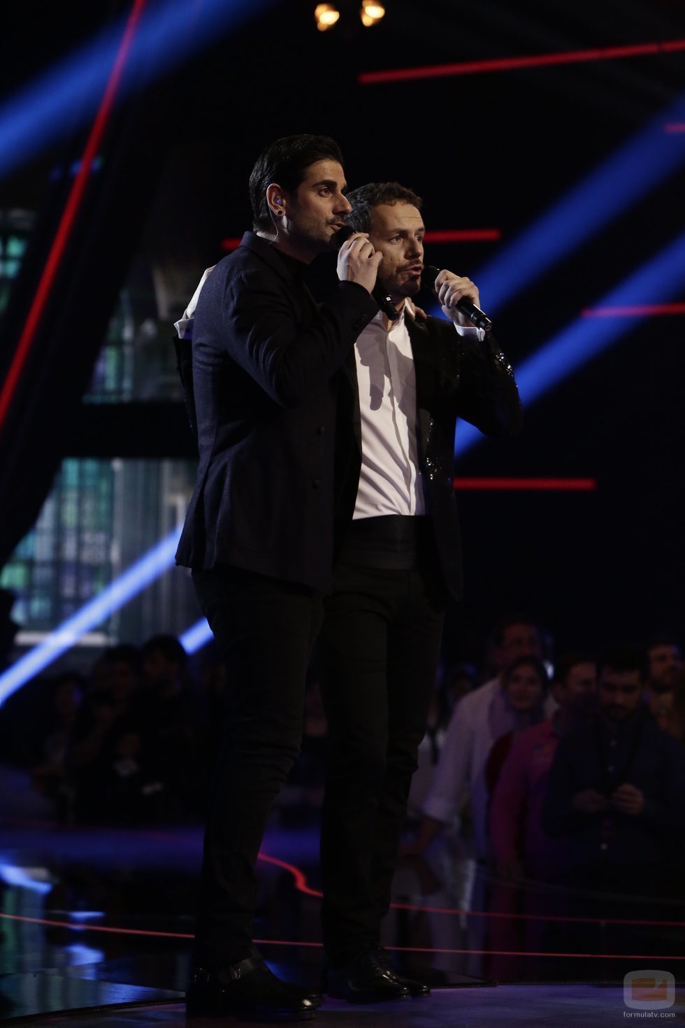 Ángel Cortés y Melendi cantan "Besos a la Lona" en la gran final de 'La Voz'