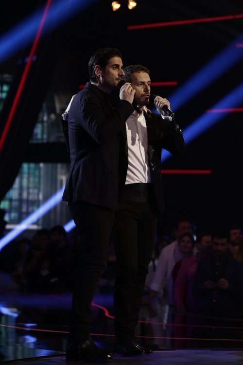 Ángel Cortés y Melendi cantan "Besos a la Lona" en la gran final de 'La Voz'