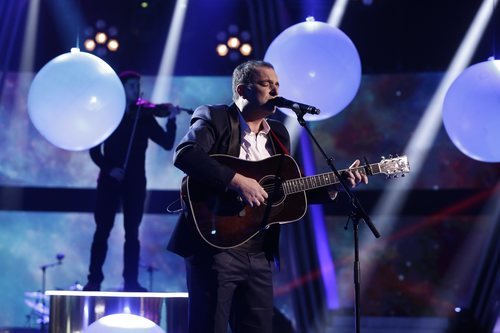 Javi Moya canta "El sitio de mi recreo" en la final de 'La Voz'