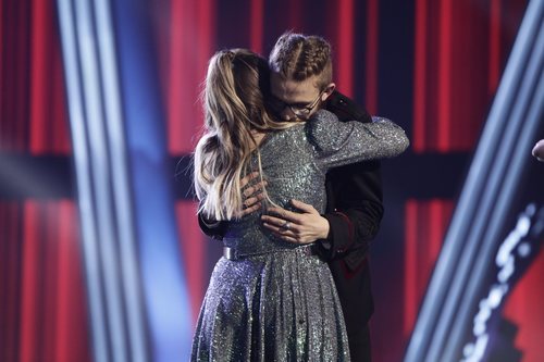 María Espinosa y Andrés Martín se funden en un fuerte abrazo en la final de 'La Voz'