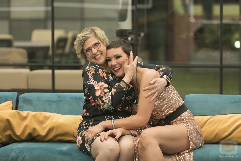 Juani y María Jesús Ruiz se abrazan en la final de 'GH Dúo'