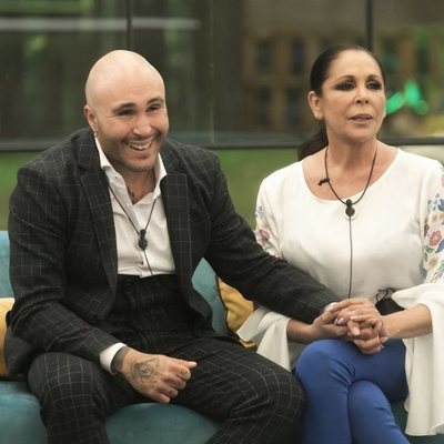 Isabel Pantoja y Kiko Rivera cogidos de la mano en la final de 'GH Dúo'