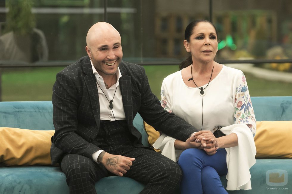 Isabel Pantoja y Kiko Rivera cogidos de la mano en la final de 'GH Dúo'