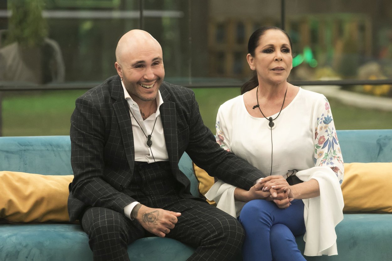 Isabel Pantoja y Kiko Rivera cogidos de la mano en la final de 'GH Dúo' en 2019
