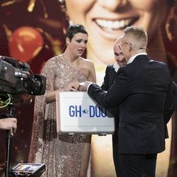 Jordi González hace entrega del maletín de 'GH Dúo' a María Jesús en la final