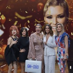 María Jesús Ruiz posa junto a sus apoyos en la final de 'GH Dúo' tras ganar el reality