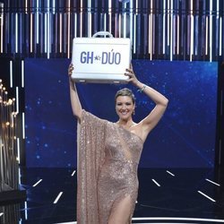 María Jesús Ruiz posa con el maletín, tras proclamarse como ganadora de 'GH Dúo'