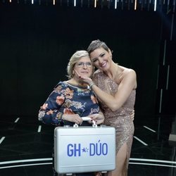 María Jesús y su madre con el maletín en la final de 'GH Dúo'