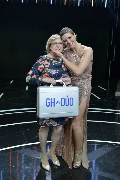 María Jesús y su madre con el maletín en la final de 'GH Dúo'