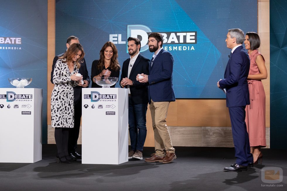 Representantes de los partidos políticos, en el sorteo del orden para 'El debate' de Atresmedia