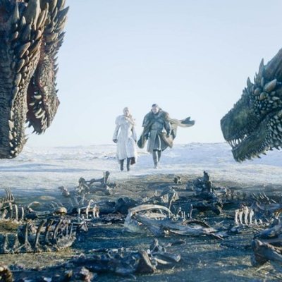Jon y Daenerys caminan hacia los dragones de 'Juego de Tronos' en el 8x01