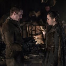 Joe Dempsie y Maisie Williams como Gendry y Arya en 'Juego de Tronos'