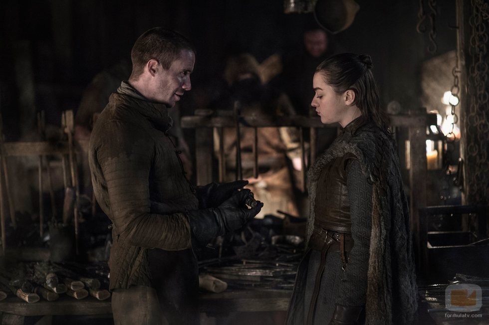 Joe Dempsie y Maisie Williams como Gendry y Arya en 'Juego de Tronos'