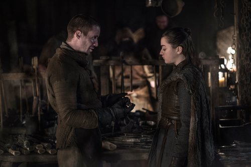Joe Dempsie y Maisie Williams como Gendry y Arya en 'Juego de Tronos'