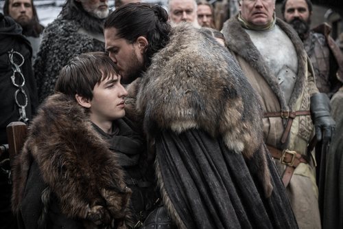 Jon Nieve besa a Bran Stark en la frente en el 1x08 de 'Juego de Tronos'