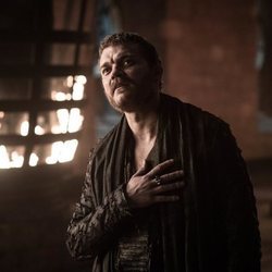 Euron Greyjoy mira con admiración a Cersei en el 8x01 de 'Juego de Tronos'