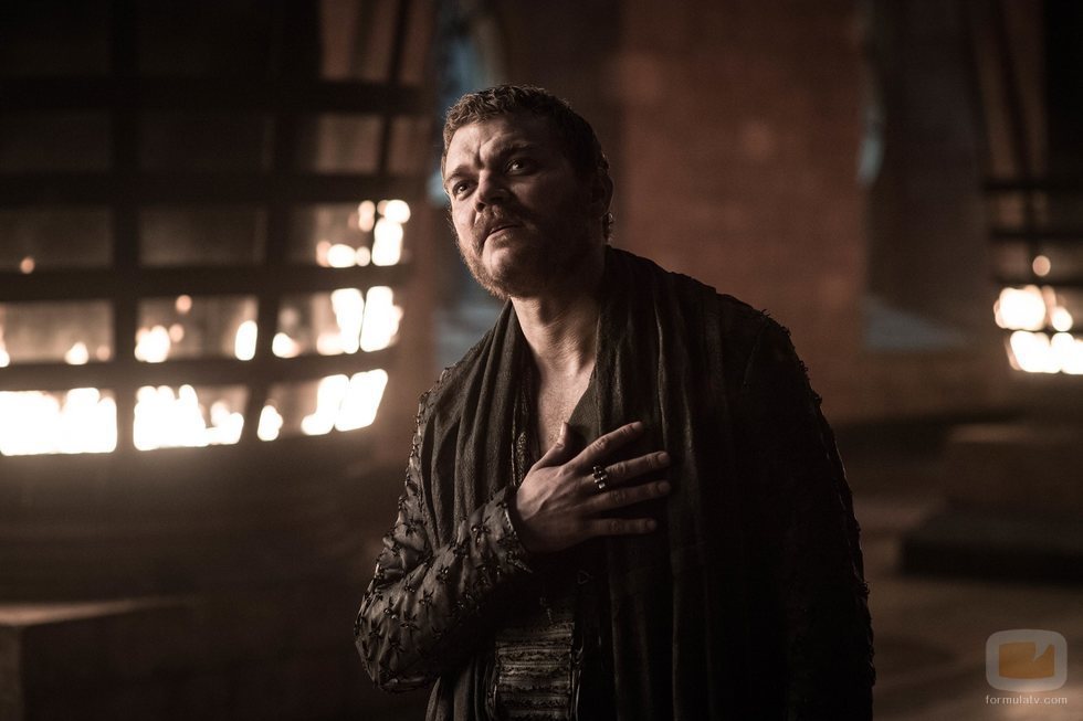 Euron Greyjoy mira con admiración a Cersei en el 8x01 de 'Juego de Tronos'