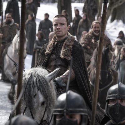 Gendry de 'Juego de Tronos' llega a caballo en el 8x01
