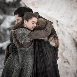 El emotivo abrazo de Arya y Jon de 'Juego de Tronos' en el 8x01