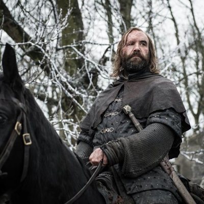 El Perro monta a caballo por un bosque en el 8x01 de 'Juego de Tronos'