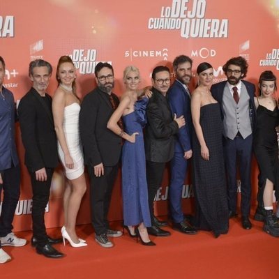 El elenco de "Lo dejo cuando quiera" y su director, Carlos Theron