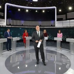 Xabier Fortes junto a los representantes políticos en el debate a seis de RTVE