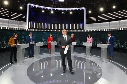 Xabier Fortes junto a los representantes políticos en el debate a seis de RTVE
