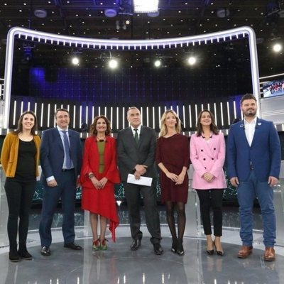 Los participantes del debate a seis de RTVE junto al moderador Xabier Fortes