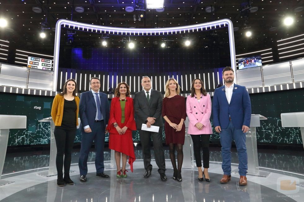 Los participantes del debate a seis de RTVE junto al moderador Xabier Fortes