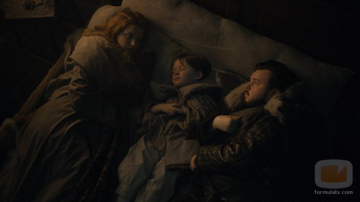Gilly y Samwell Tarly duermen junto con el pequeño Sam en el 8x02 de 'Juego de Tronos'
