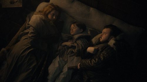 Gilly y Samwell Tarly duermen junto con el pequeño Sam en el 8x02 de 'Juego de Tronos'