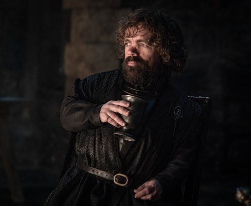 Tyrion Lannister bebe una copa de vino en el 8x02 de 'Juego de Tronos'