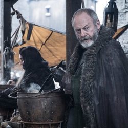 Davos Seaworth se resguarda del frío de Invernalia en el 8x02 de 'Juego de Tronos'