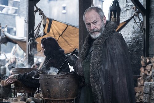 Davos Seaworth se resguarda del frío de Invernalia en el 8x02 de 'Juego de Tronos'