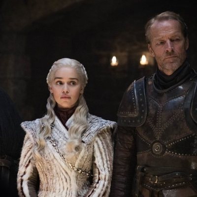 Daenerys Targaryen, Jorah Mormont y Lord Varys en el 8x02 de 'Juego de Tronos'