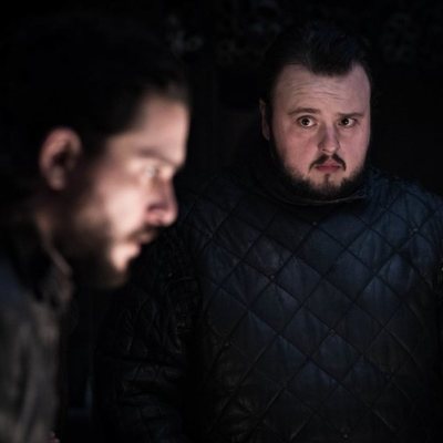 Samwell Tarly mira preocupado a Jon Snow en el 8x02 de 'Juego de Tronos'