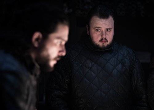 Samwell Tarly mira preocupado a Jon Snow en el 8x02 de 'Juego de Tronos'