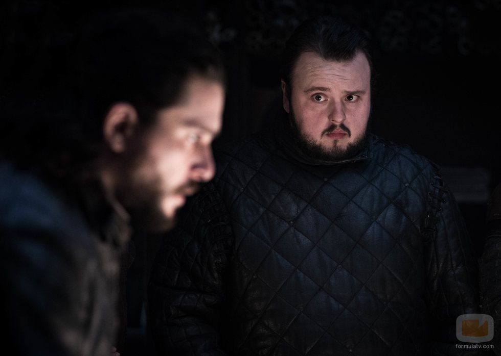 Samwell Tarly mira preocupado a Jon Snow en el 8x02 de 'Juego de Tronos'