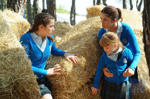 Carolina, Paula y Vicky escondiéndose en 'Todo el mundo tiene un secreto'