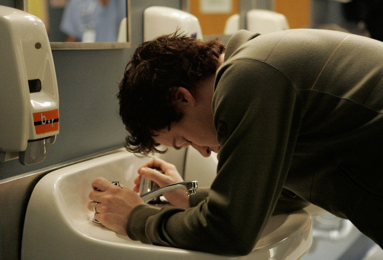 TR Knight en el baño en 'Anatomía de Grey'