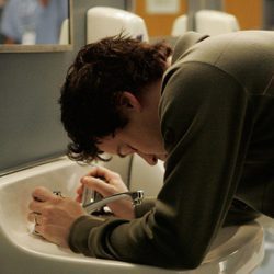 TR Knight en el baño en 'Anatomía de Grey'