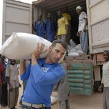 Jesús Vázquez cargando un saco
