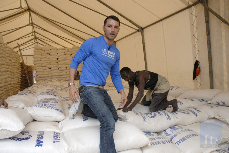 Jesús Vázquez junto con sacos de ayuda